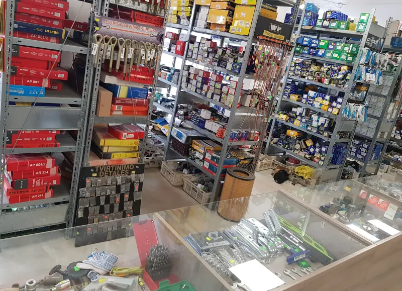 Autogristos parduotuvės stelažai su automobilių dalimis
