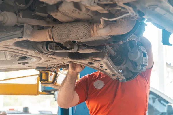 Automobilio apžiūra ant keltuvo