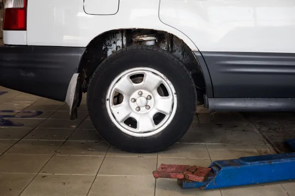 Pakelto automobilio ratas